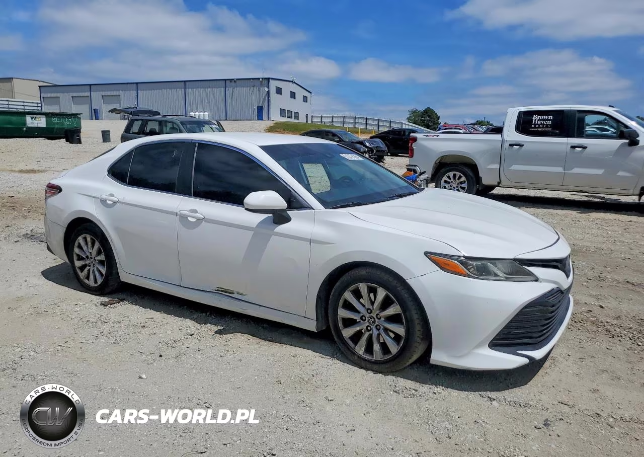2018 Toyota Camry Le VIN:4T1B11HK8JU082468 - 4