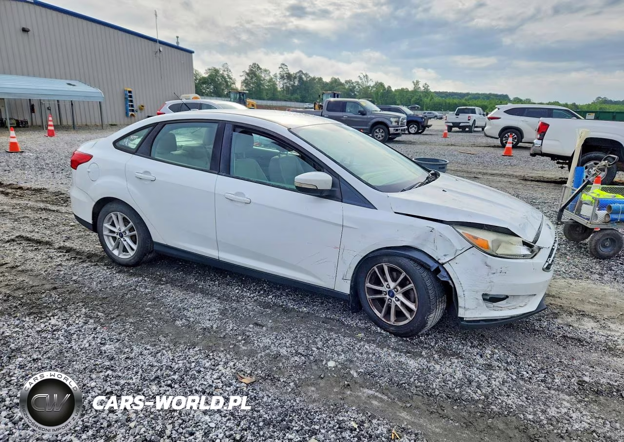 2015 Ford Focus Se VIN:1FADP3F25FL343875 - 4