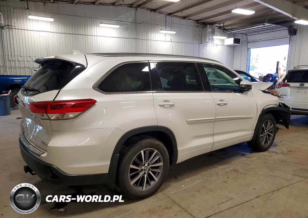 2018 Toyota Highlander Xle VIN:5TDJZRFH1JS811767 - 3