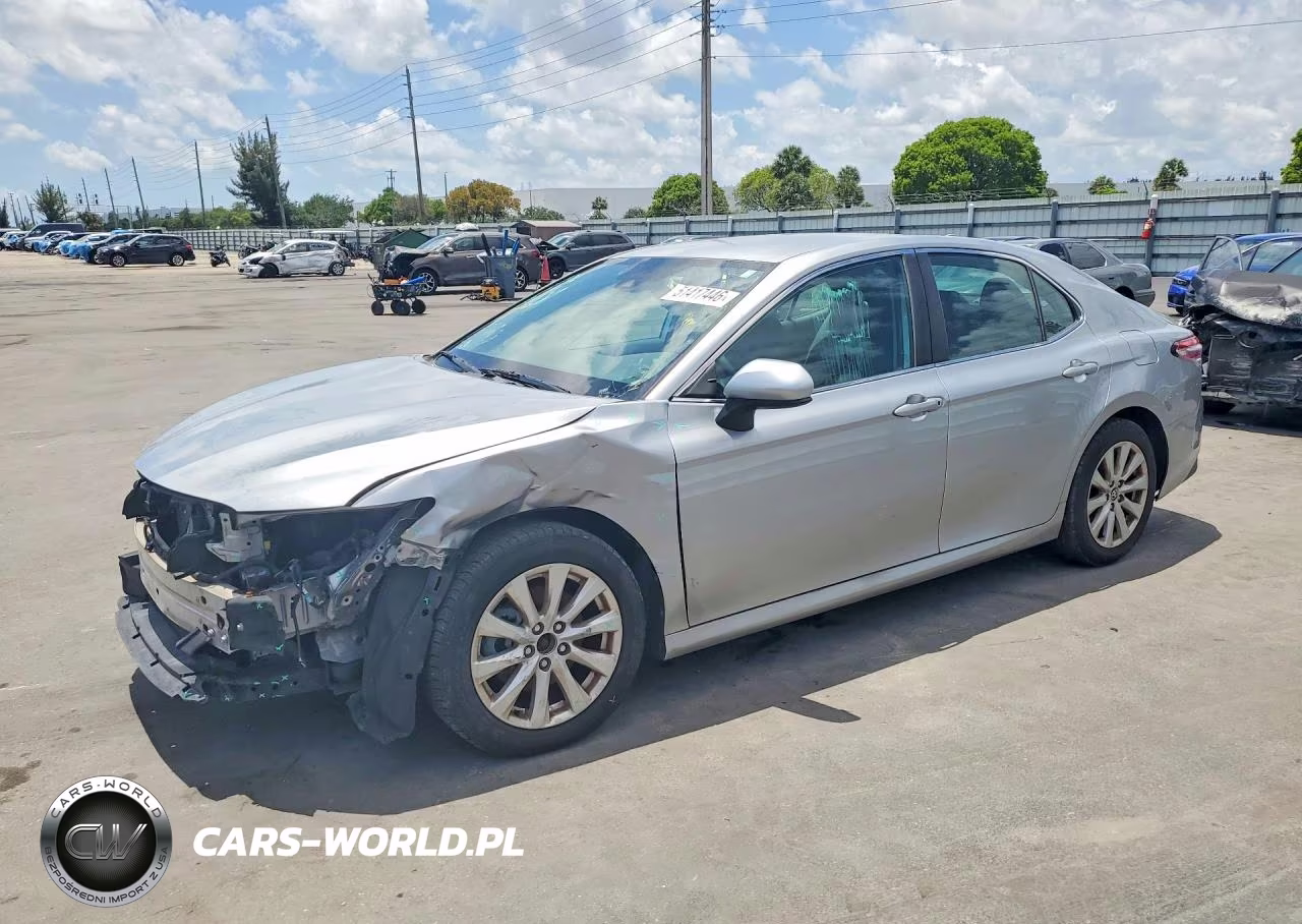 2020 Toyota Camry Le – zdjęcie 1 z 12