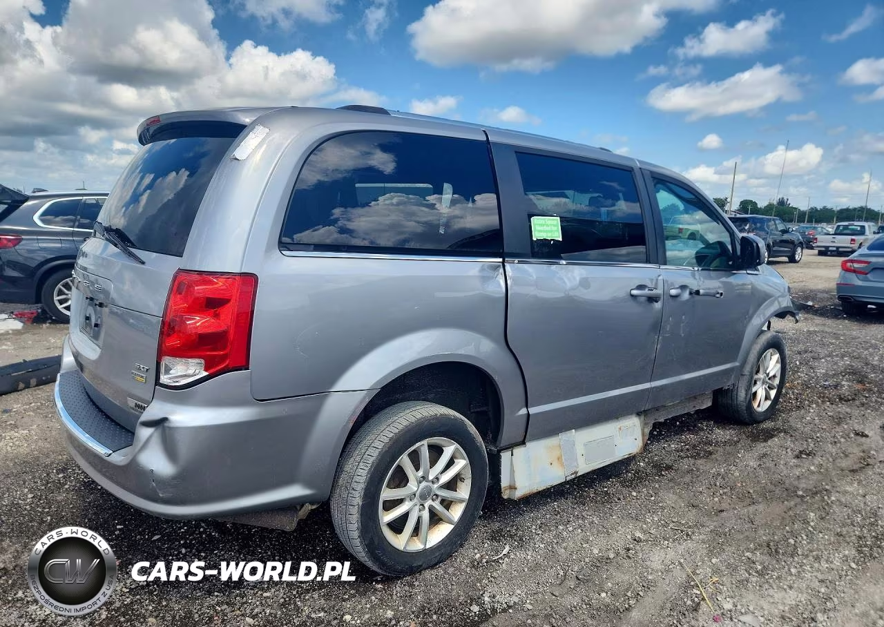 2018 Dodge Grand Caravan Sxt VIN:2C4RDGCG2JR326824 - 3