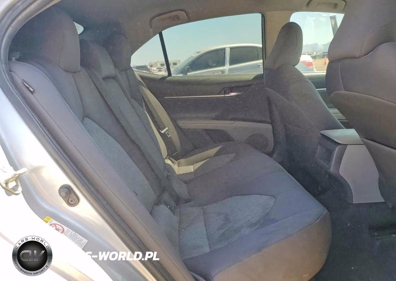 2018 Toyota Camry Le VIN:4T1B11HK1JU108828 - 10