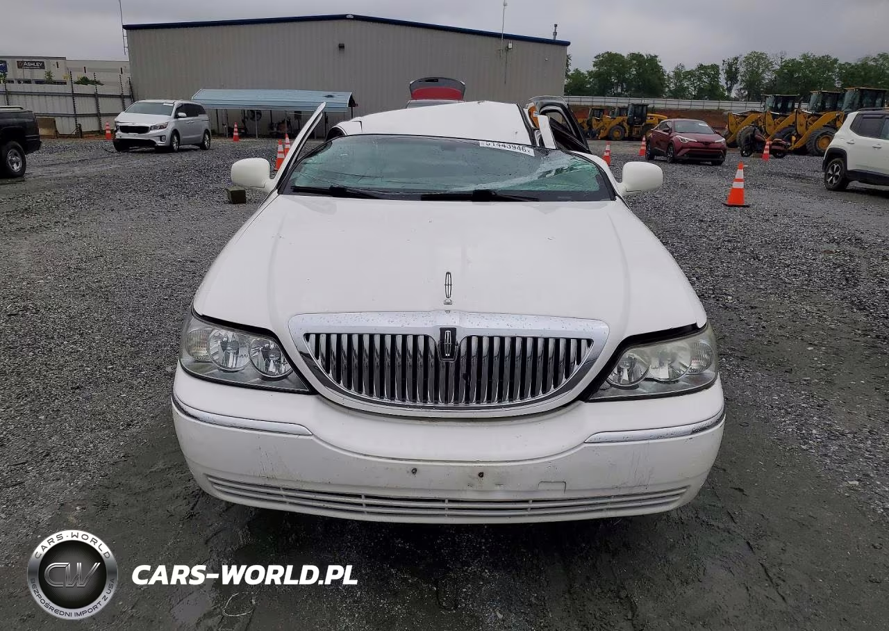 2009 Lincoln Town Car Signature Limited VIN:2LNHM82V49X618785 - 5