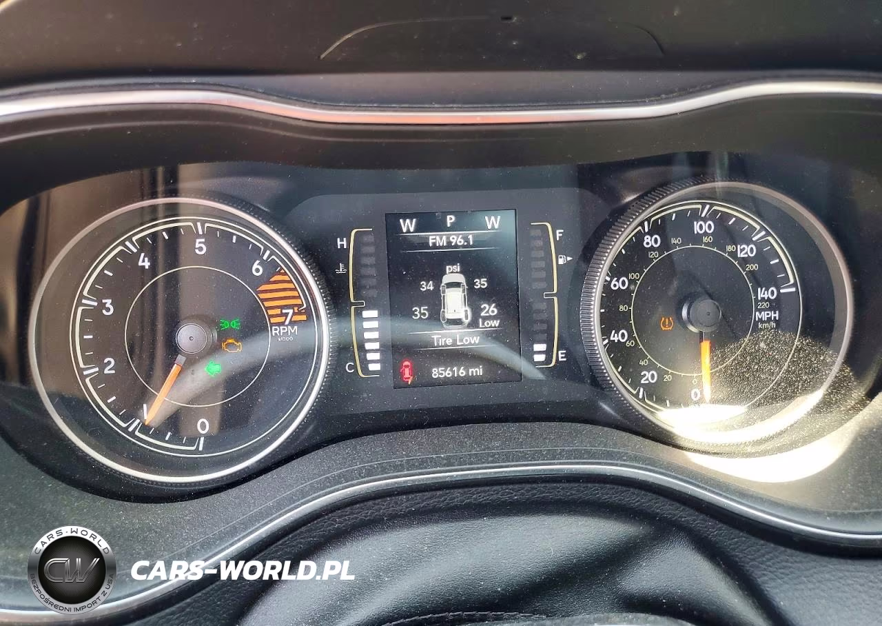 2019 Jeep Cherokee Latitude Plus VIN:1C4PJMLB0KD453014 - 9