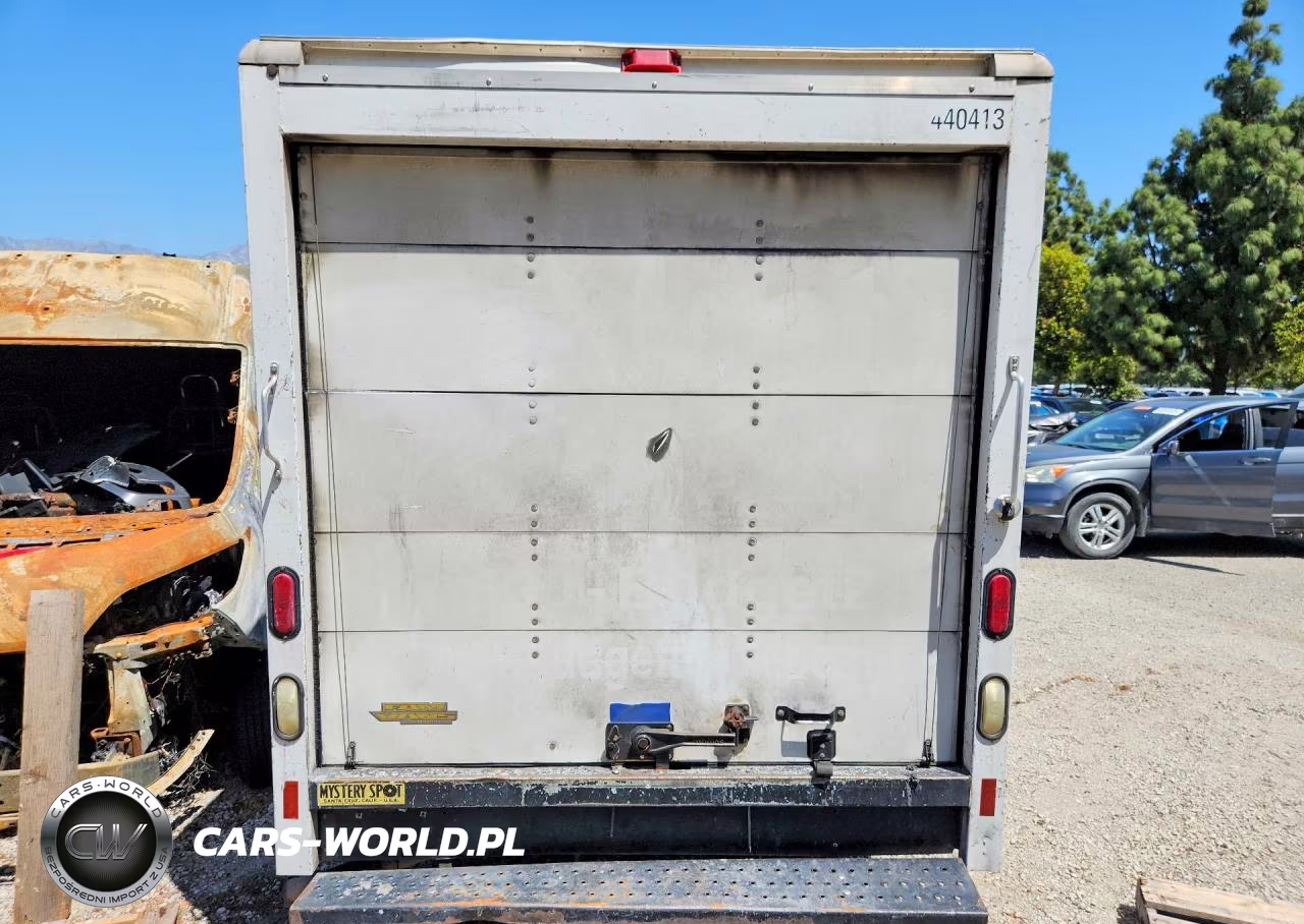 2004 GMC Savana Box Truck VIN:1GDGG31V841907032 - 6