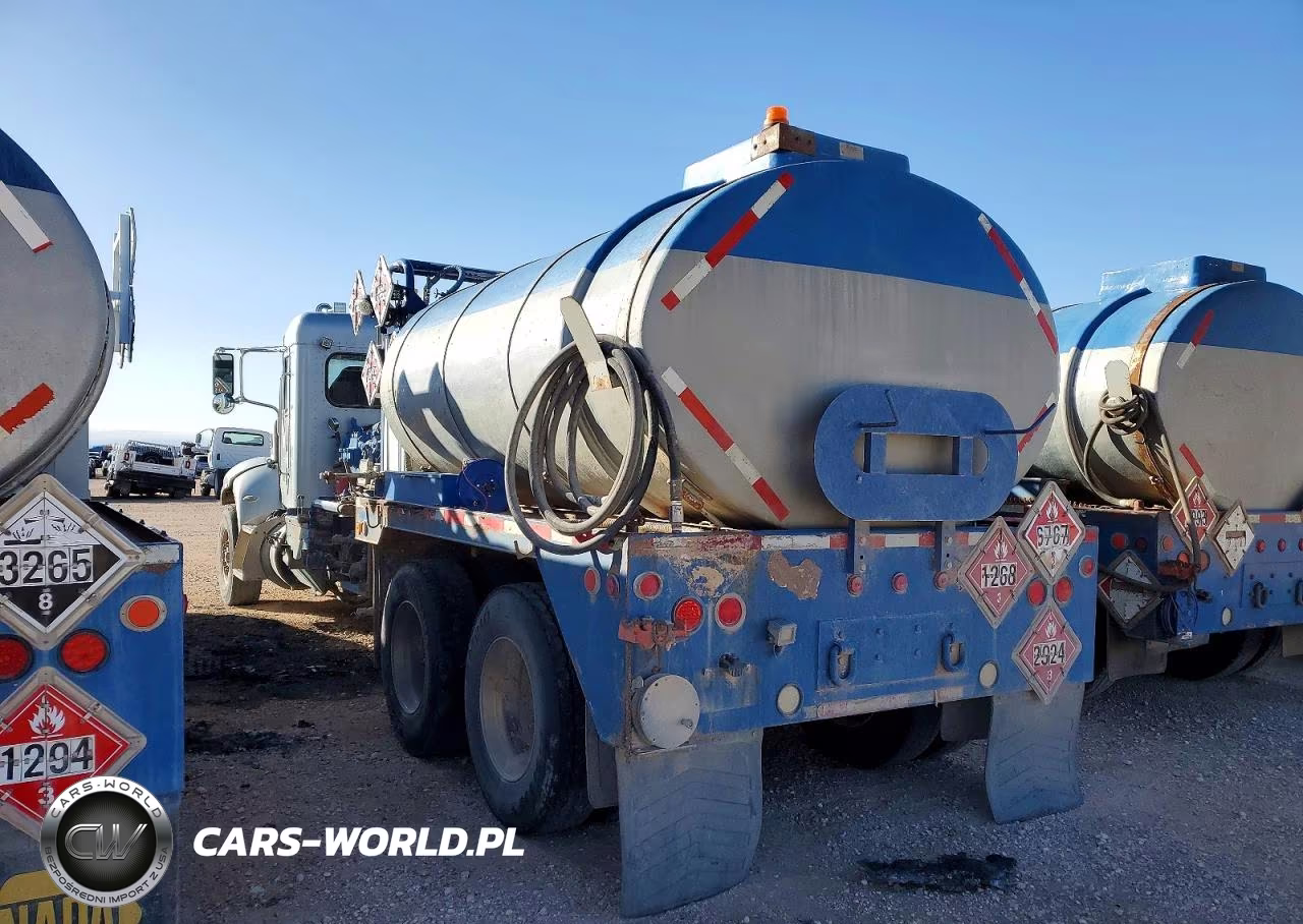 2015 Peterbilt 348 Fuel Truck VIN:2NP3LJ0XXFM263625 - 10