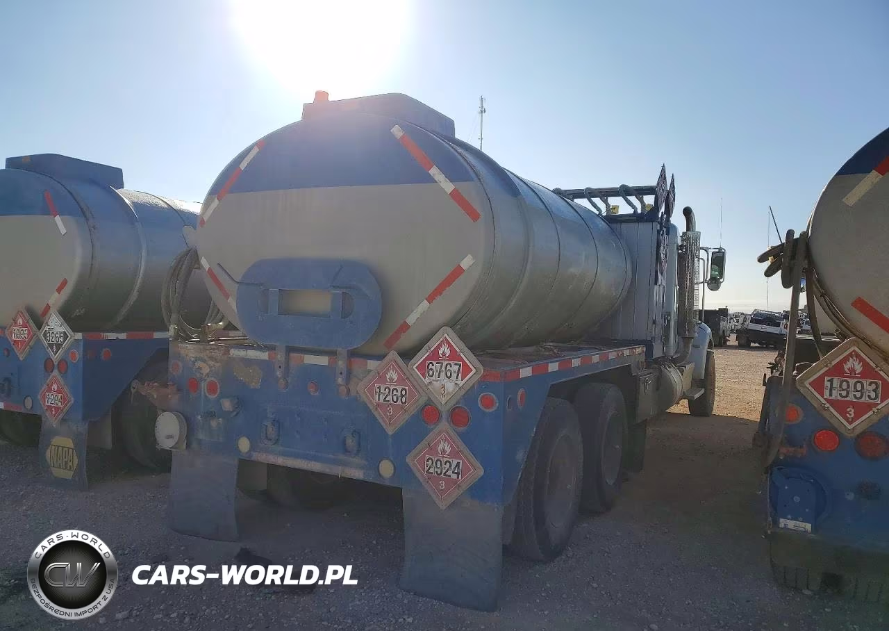 2015 Peterbilt 348 Fuel Truck VIN:2NP3LJ0XXFM263625 - 4
