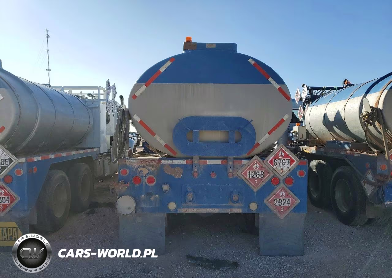 2015 Peterbilt 348 Fuel Truck VIN:2NP3LJ0XXFM263625 - 9