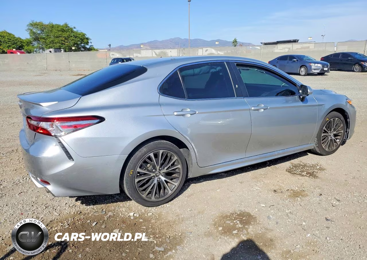 2018 Toyota Camry L VIN:4T1B11HK7JU024058 - 3