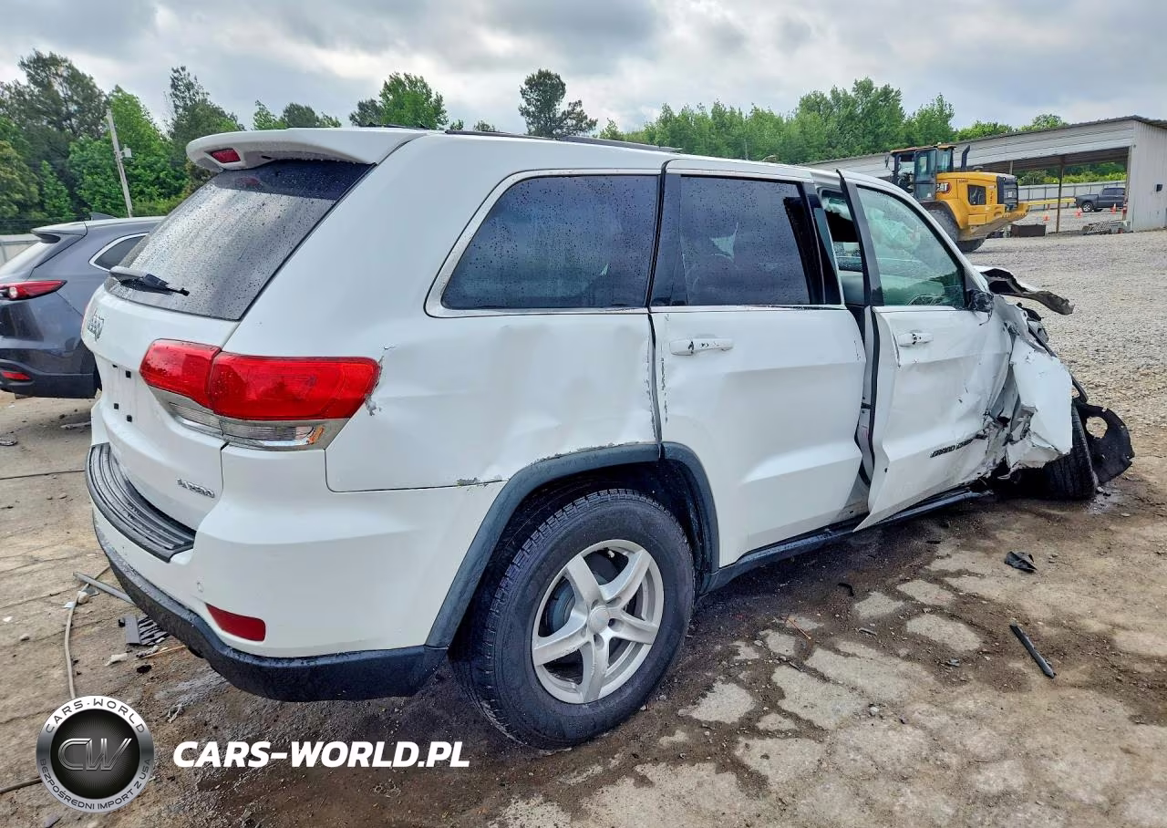 2017 Jeep Grand Cherokee Laredo VIN:1C4RJEAG3HC813758 - 3
