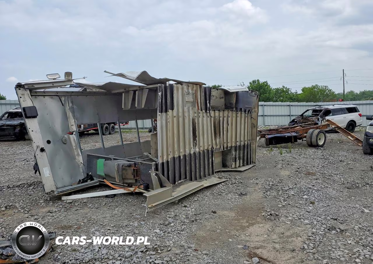 1999 Freightliner Chassis M Line Walk-In Van