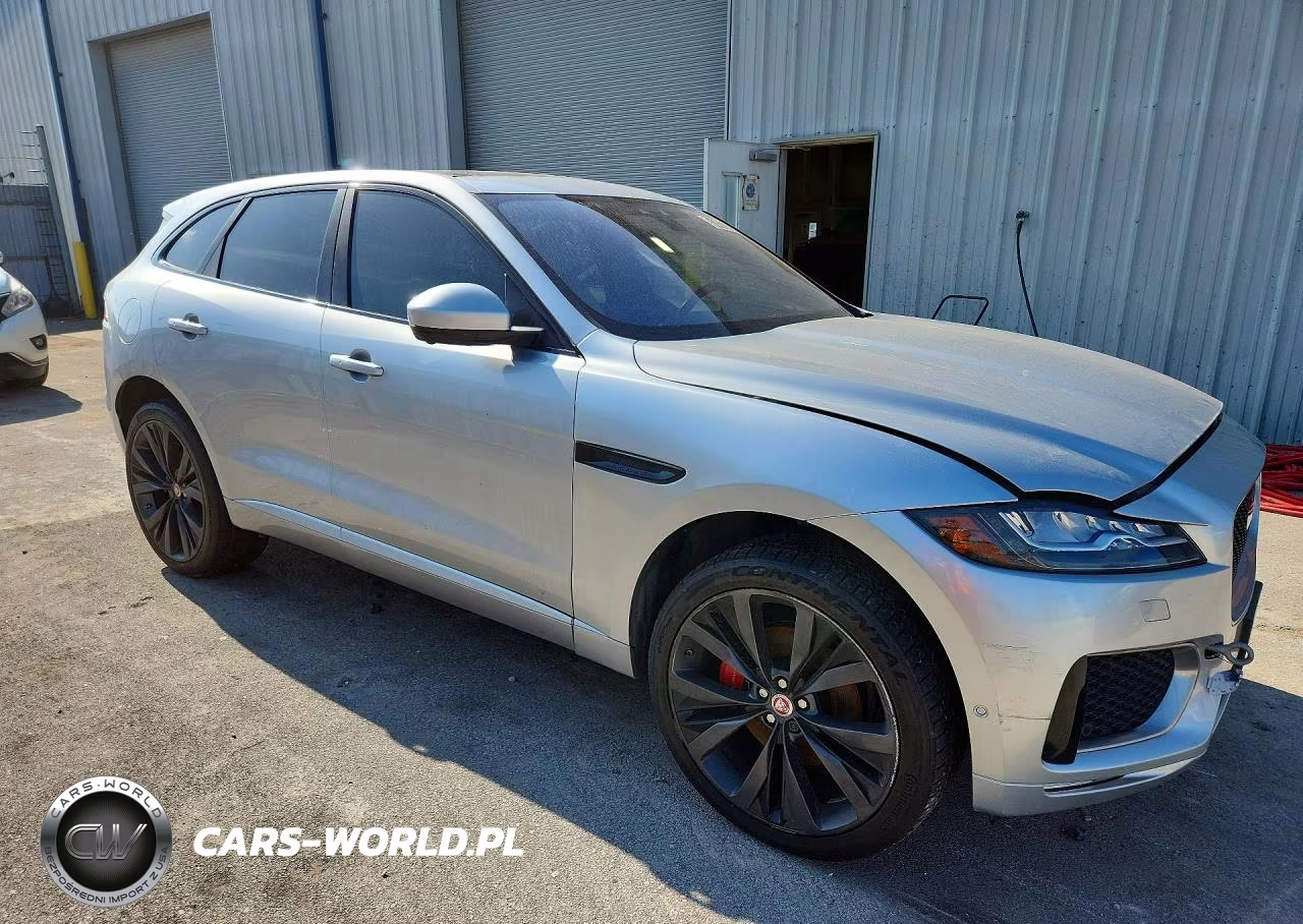 2017 Jaguar F-Pace First Edition VIN:SADCP2BV7HA063829 - 4