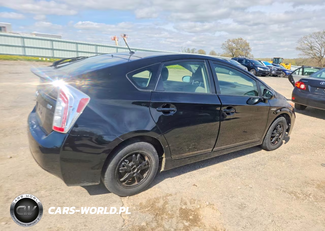 2014 Toyota Prius Two VIN:JTDKN3DU6E0365301 - 3