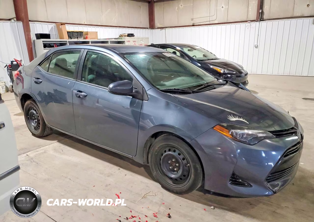 2018 Toyota Corolla Le VIN:2T1BURHE0JC978409 - 4