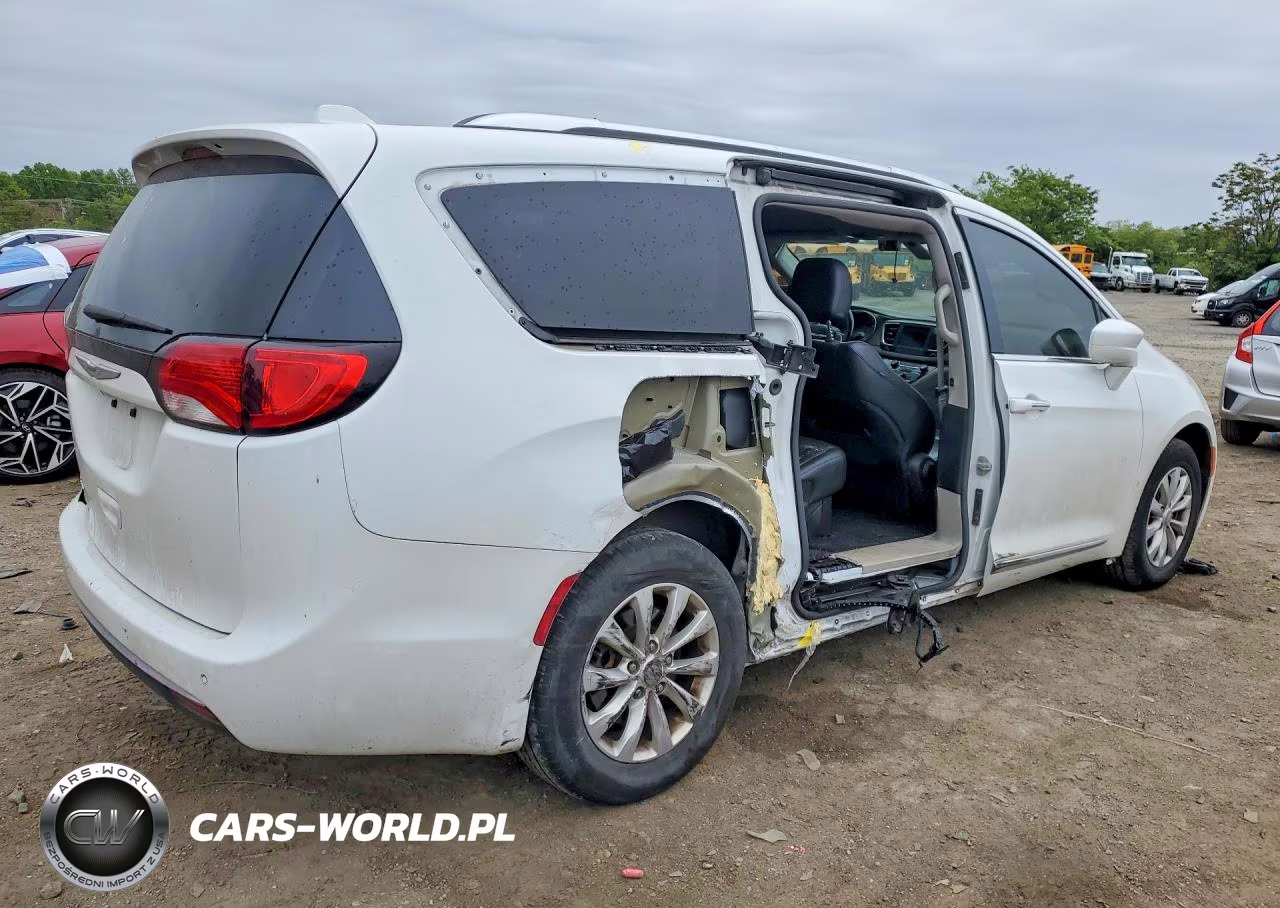 2019 Chrysler Pacifica Touring L VIN:2C4RC1BGXKR539930 - 3