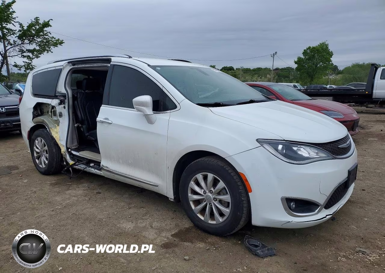 2019 Chrysler Pacifica Touring L VIN:2C4RC1BGXKR539930 - 4