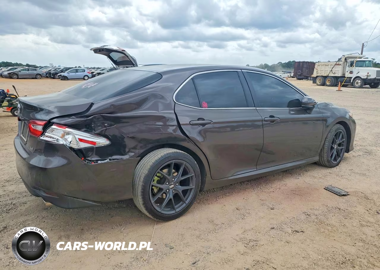 2018 Toyota Camry Le VIN:4T1B11HK7JU063913 - 3