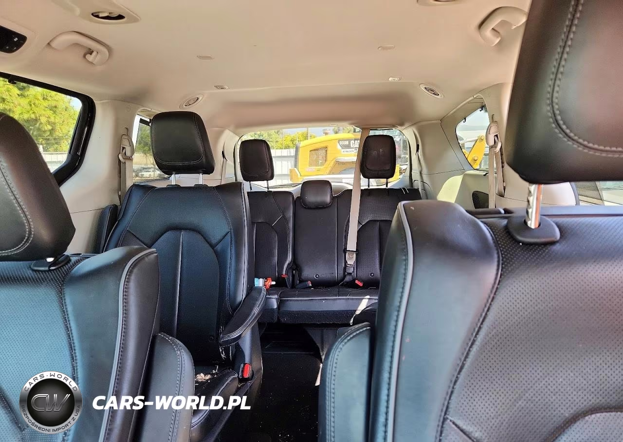 2018 Chrysler Pacifica Hybrid Limited VIN:2C4RC1N71JR356314 - 10