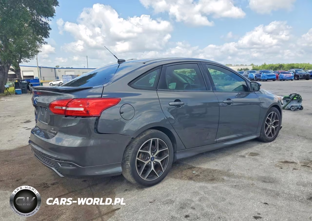 2015 Ford Focus Se VIN:1FADP3F22FL385307 - 3