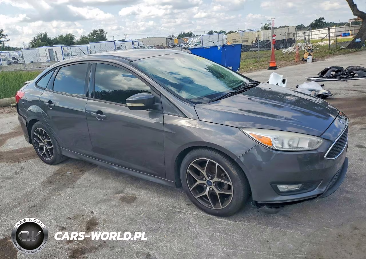 2015 Ford Focus Se VIN:1FADP3F22FL385307 - 4