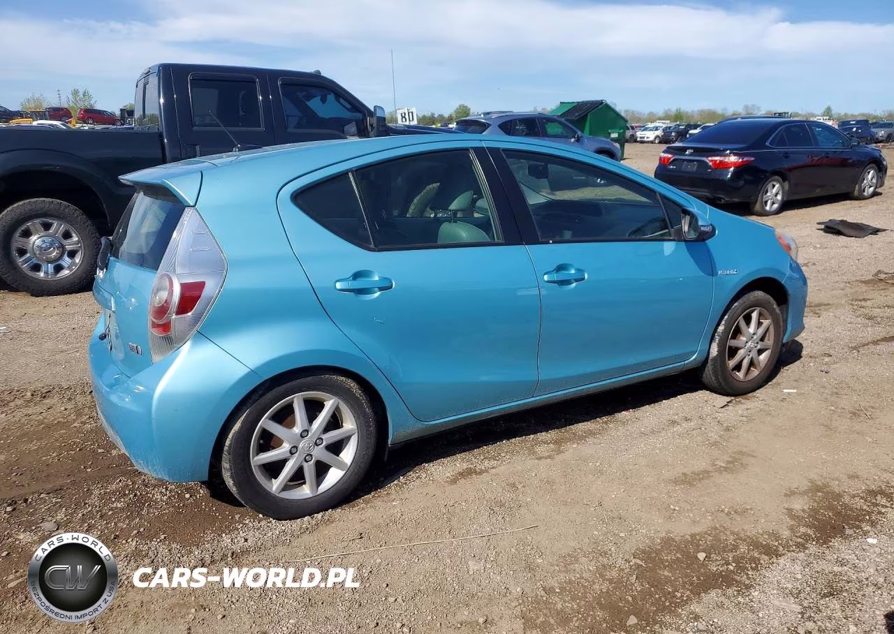 2013 Toyota Prius C Four VIN:JTDKDTB33D1051076 - 3