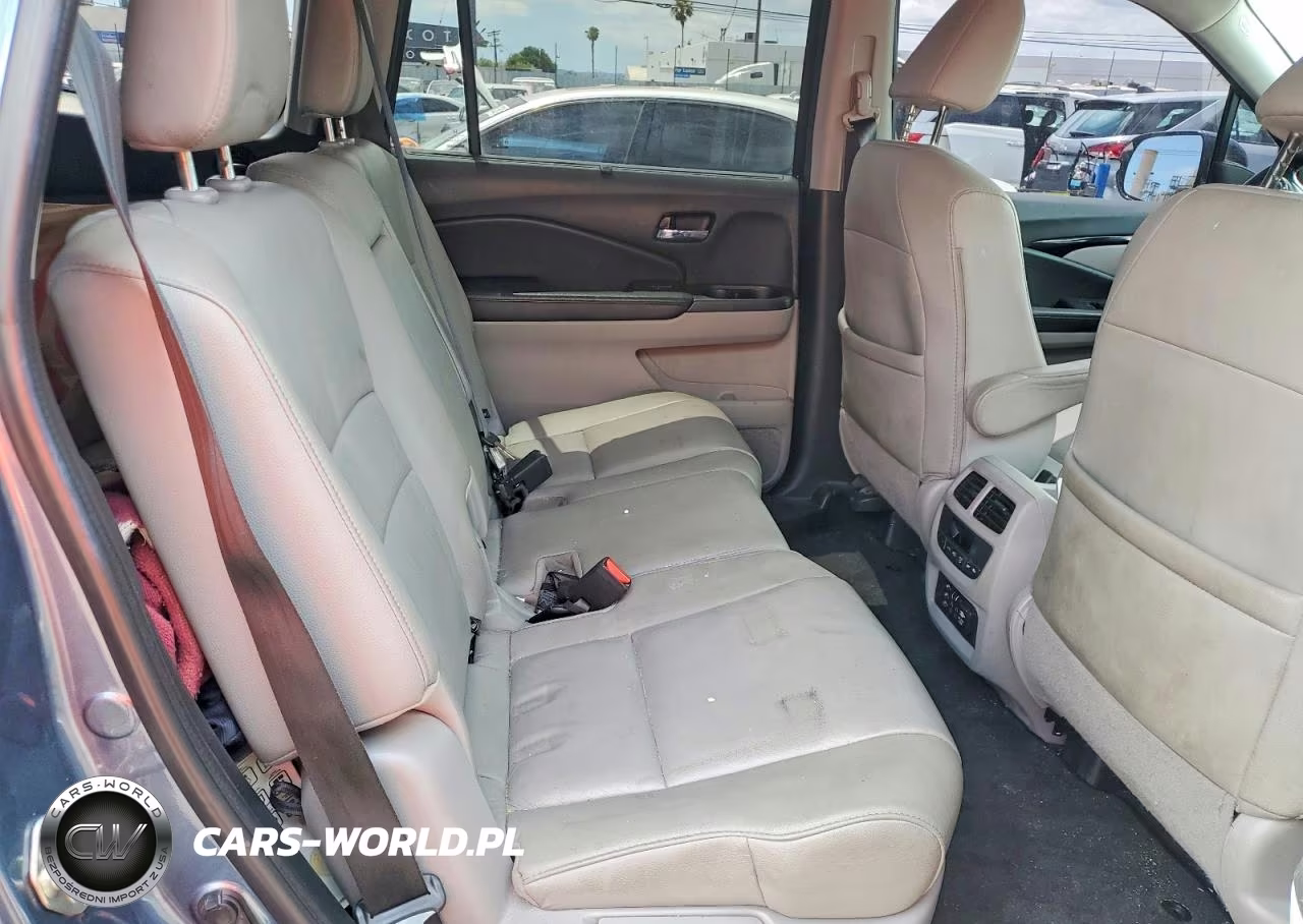 2018 Honda Pilot Touring VIN:5FNYF5H93JB029786 - 11