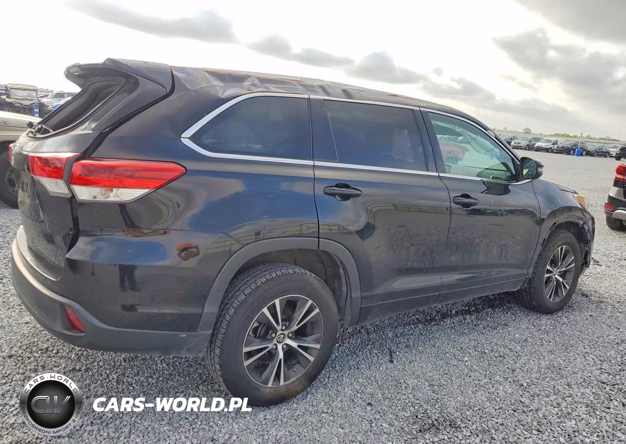 2018 Toyota Highlander Le VIN:5TDZZRFH7JS247223 - 3