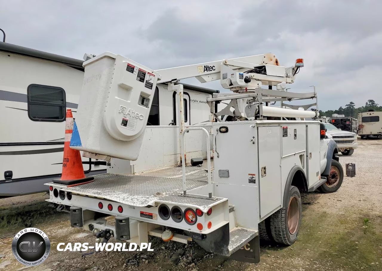 2013 Ford F450 Super Duty Bucket Truck VIN:1FDUF4GT6DEB88891 - 3