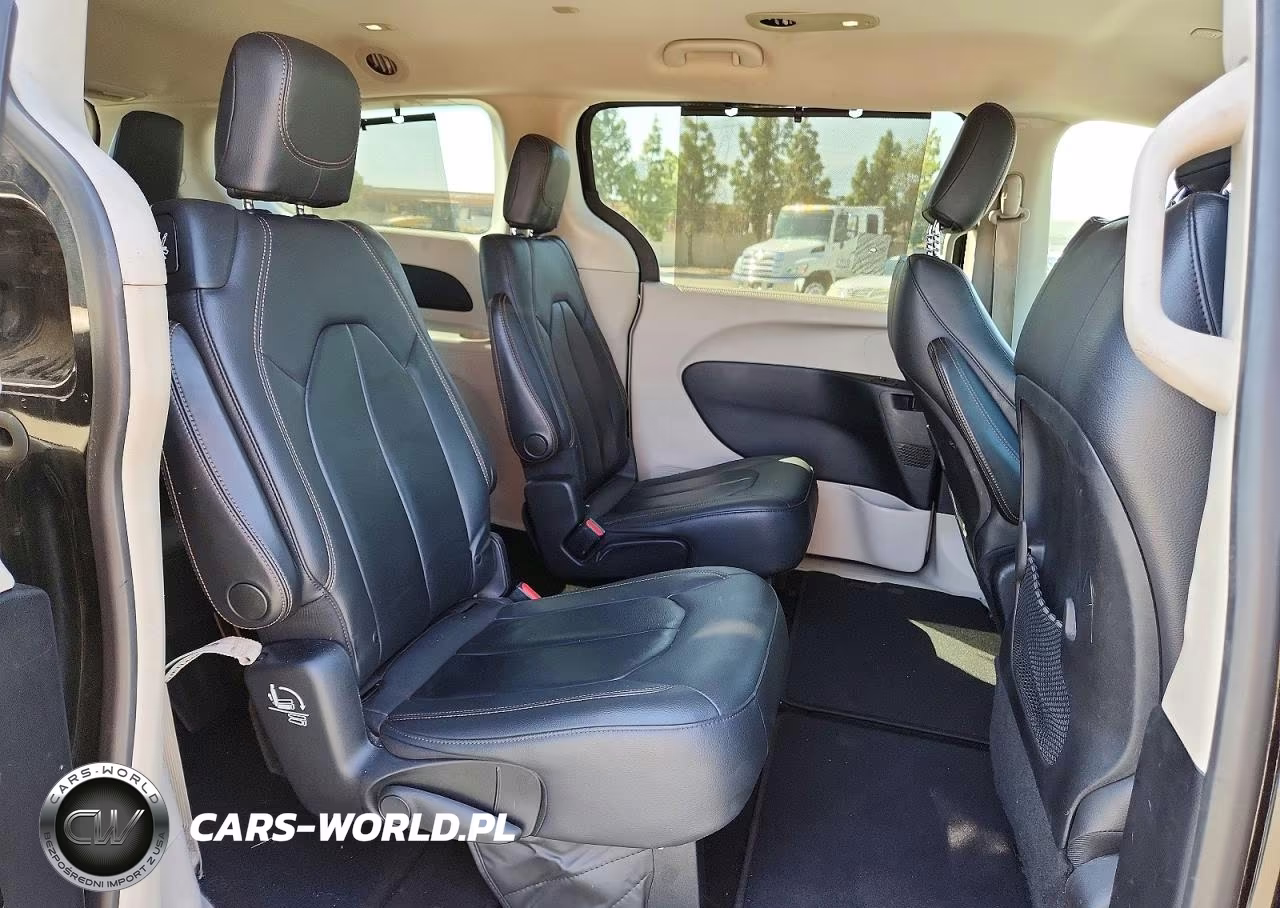 2017 Chrysler Pacifica Touring L VIN:2C4RC1BG6HR815898 - 11