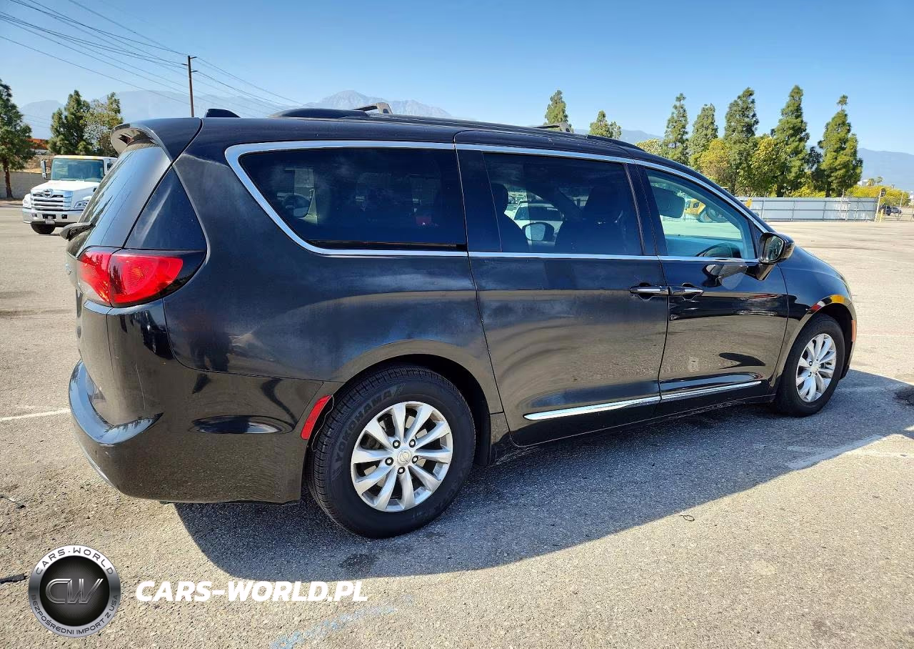 2017 Chrysler Pacifica Touring L VIN:2C4RC1BG6HR815898 - 3