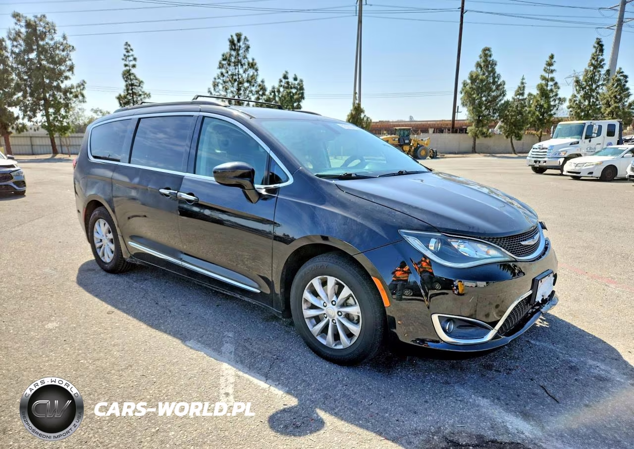 2017 Chrysler Pacifica Touring L VIN:2C4RC1BG6HR815898 - 4