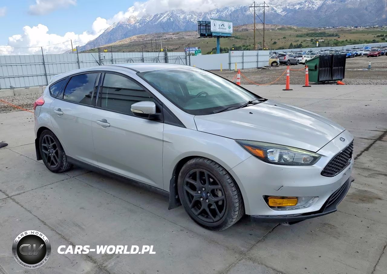 2016 Ford Focus Se VIN:1FADP3K28GL288961 - 4