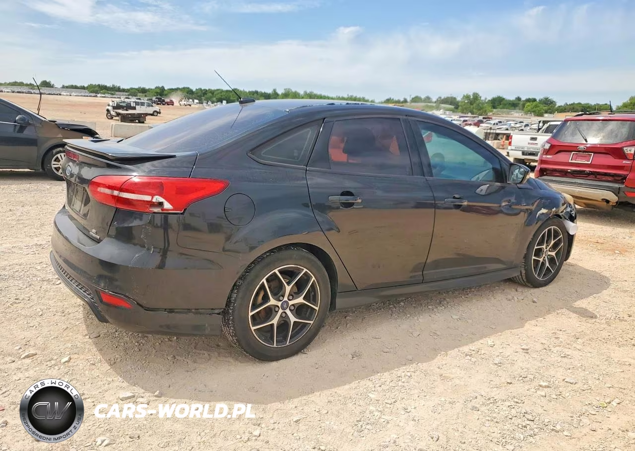2015 Ford Focus Se VIN:1FADP3F20FL240623 - 3