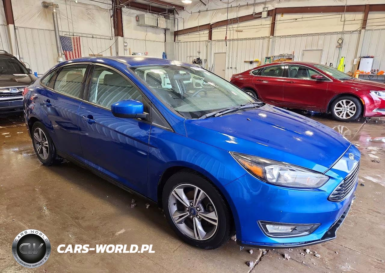 2018 Ford Focus Se VIN:1FADP3FEXJL257464 - 4