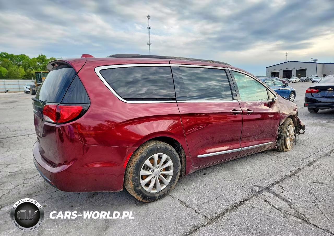 2017 Chrysler Pacifica Touring L VIN:2C4RC1BG8HR638108 - 3