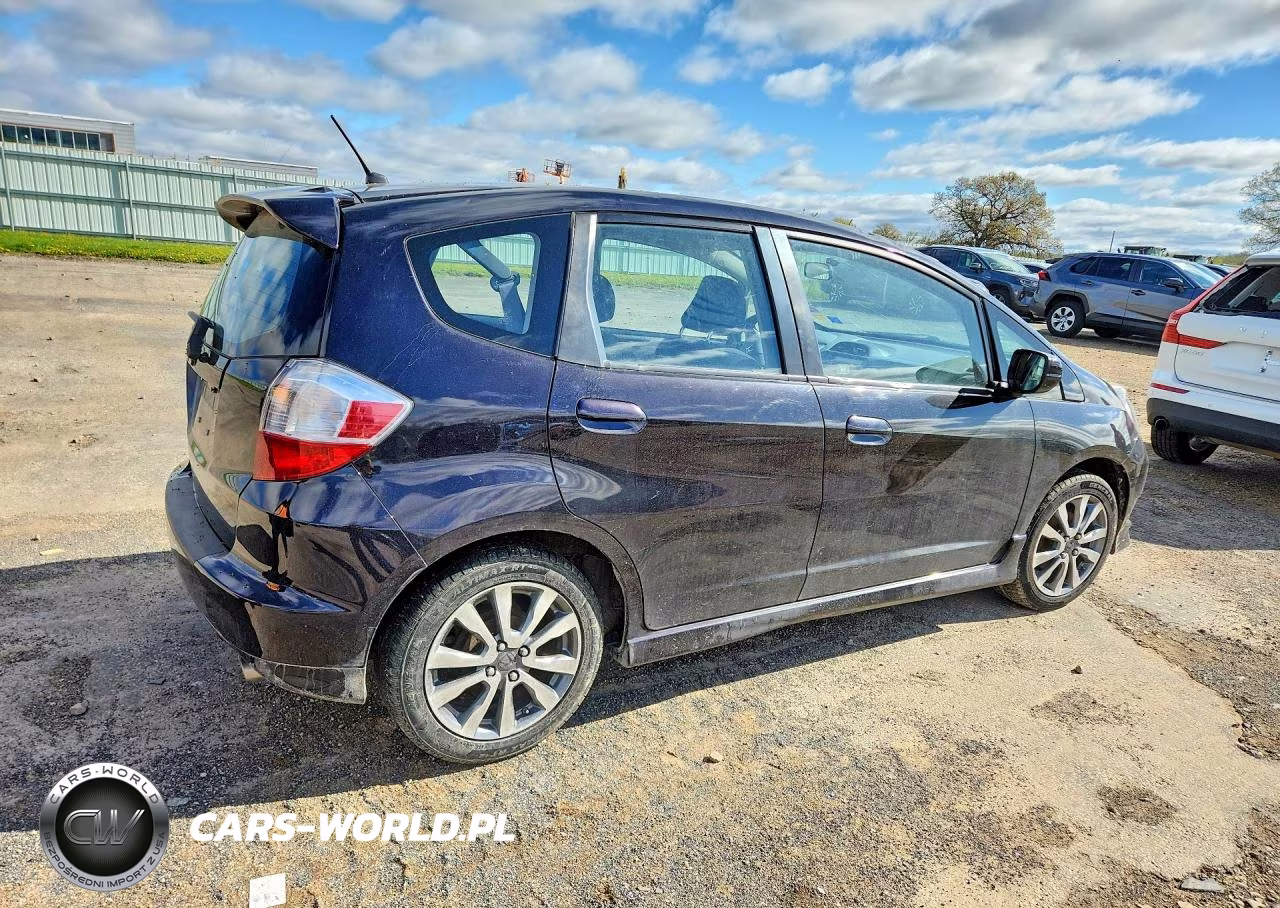 2013 Honda Fit Sport VIN:JHMGE8G51DC014752 - 3