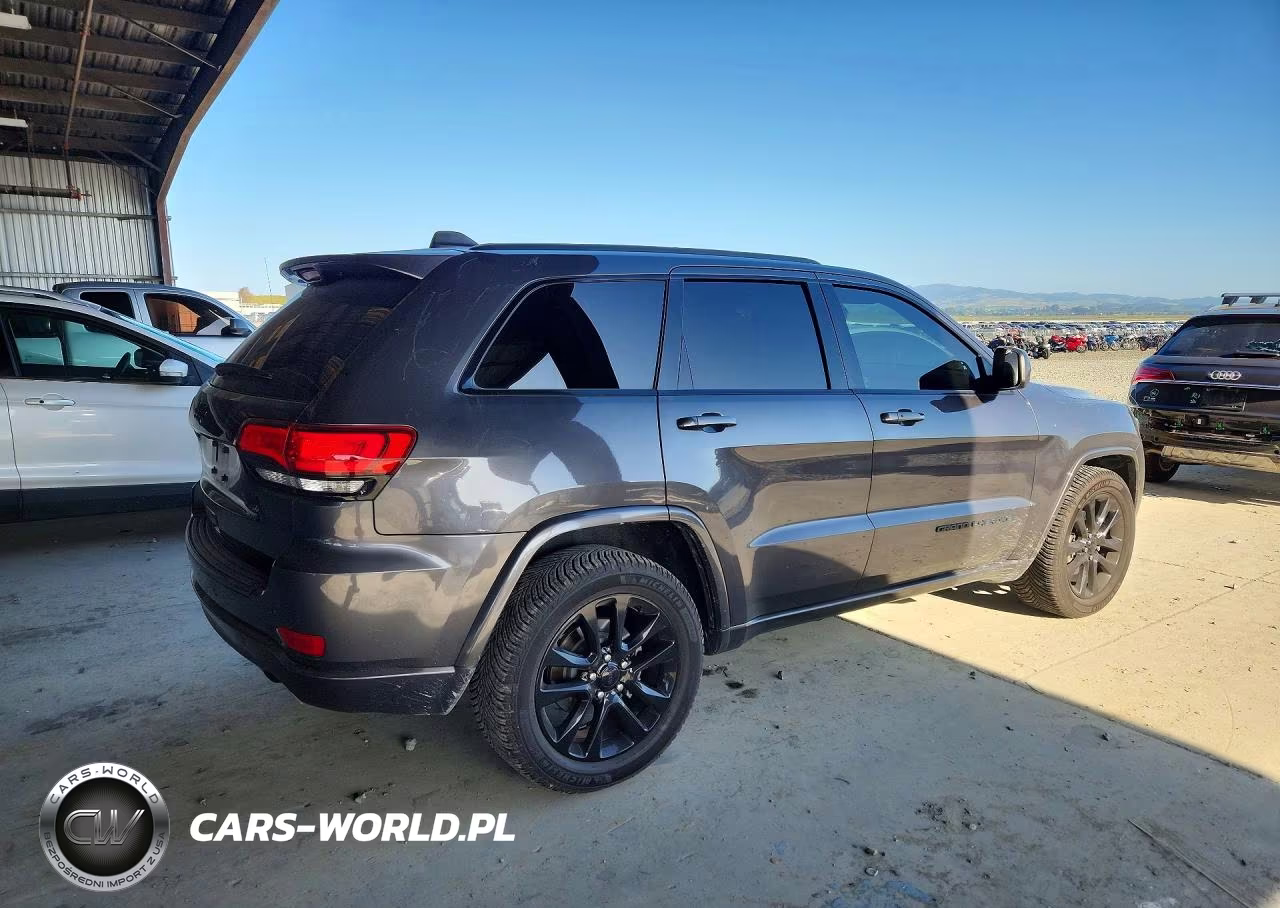 2018 Jeep Grand Cherokee Laredo VIN:1C4RJEAG6JC485239 - 3