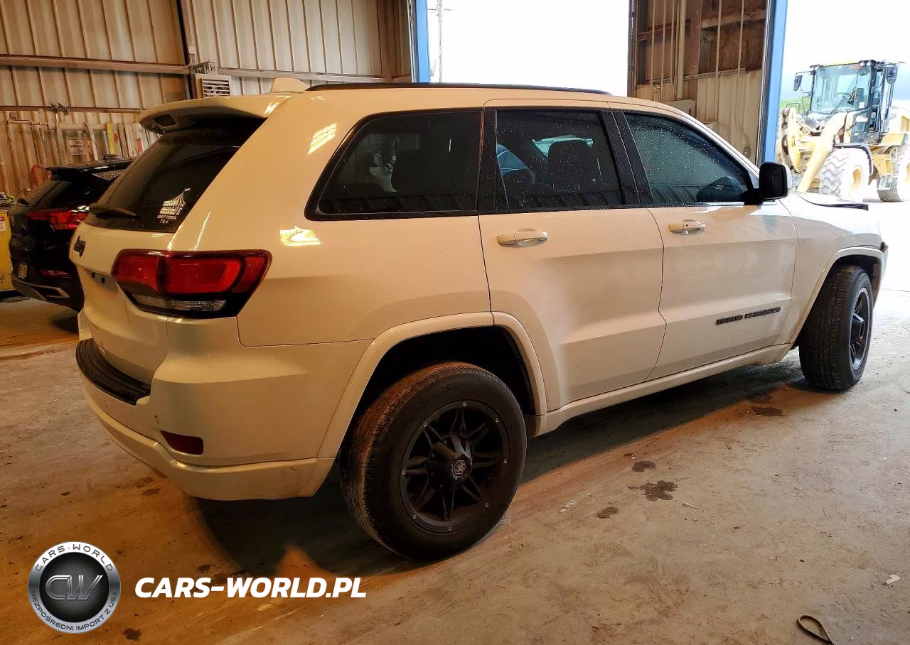 2018 Jeep Grand Cherokee Laredo VIN:1C4RJFAG1JC202817 - 3