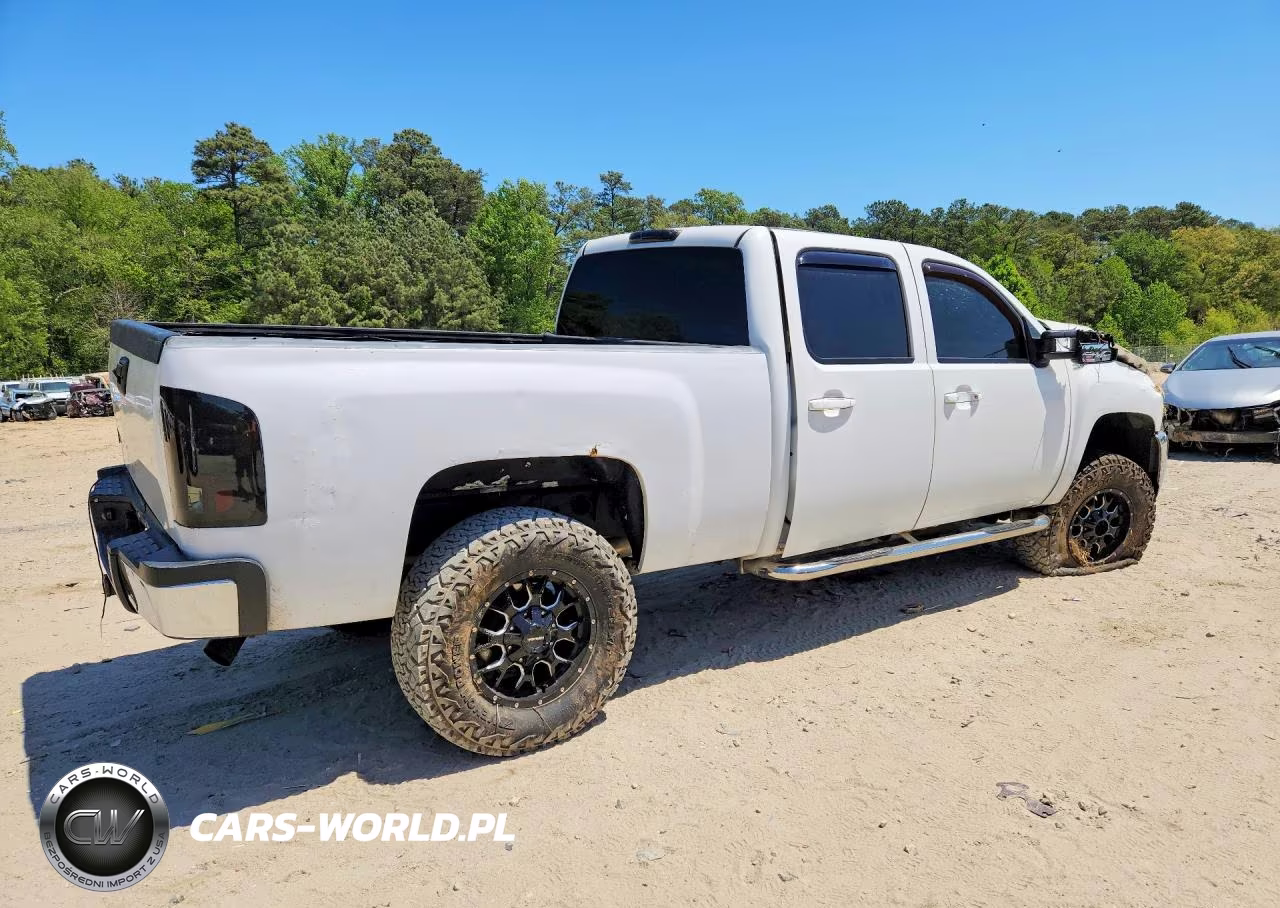 2008 Chevrolet Silverado K2500 Heavy Duty VIN:1GCHK23668F140779 - 3