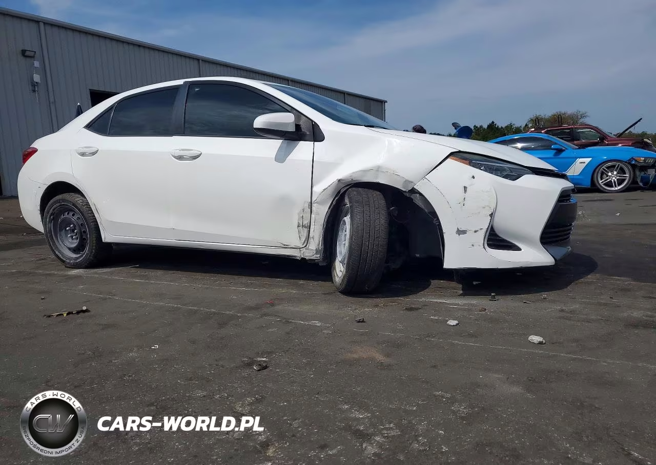 2018 Toyota Corolla Le VIN:5YFBURHE7JP836770 - 4