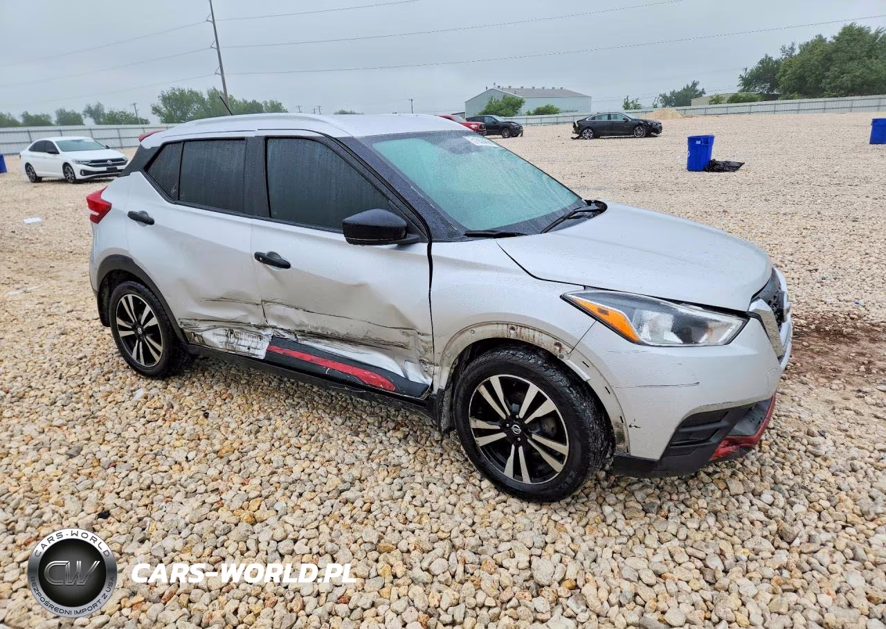2018 Nissan Kicks Sv VIN:3N1CP5CUXJL545375 - 4
