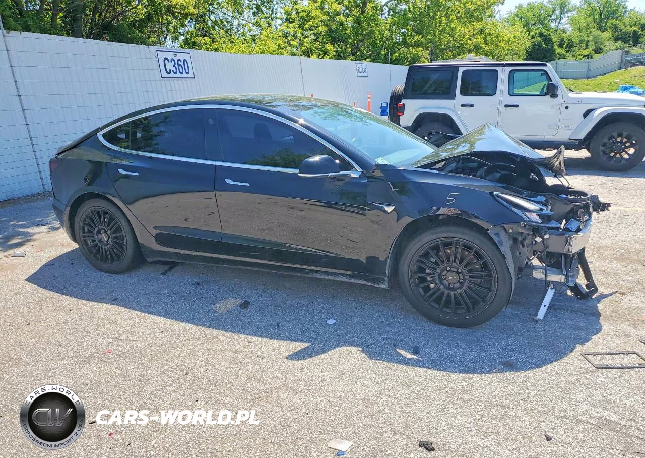 2018 Tesla Model 3 VIN:5YJ3E1EAXJF033709 - 4