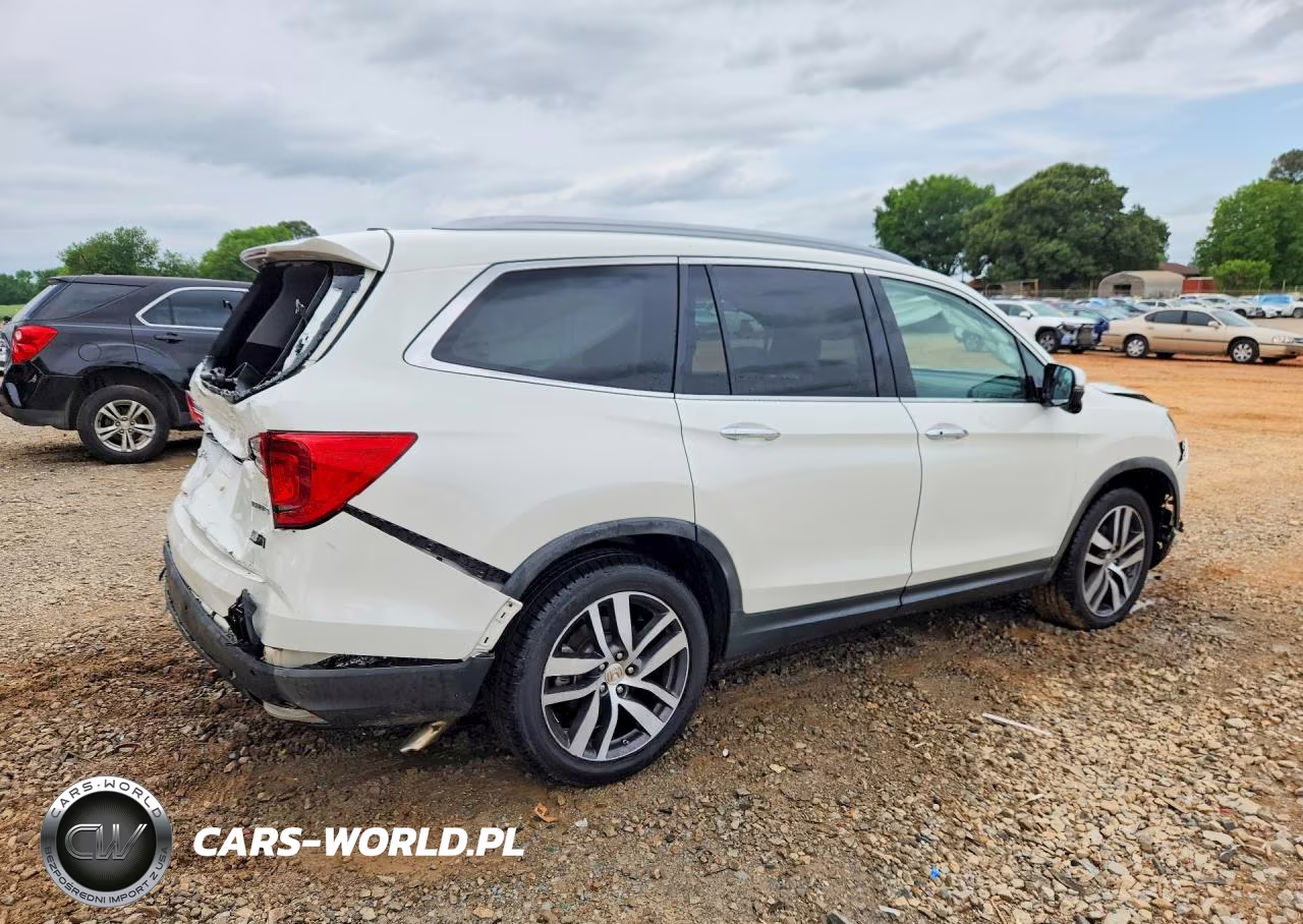 2018 Honda Pilot Touring VIN:5FNYF5H99JB013558 - 3