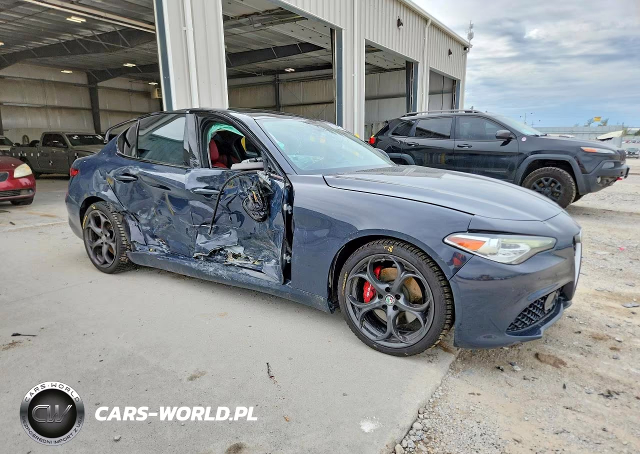 2019 Alfa Romeo Giulia Ti VIN:ZARFANBN2K7600421 - 4