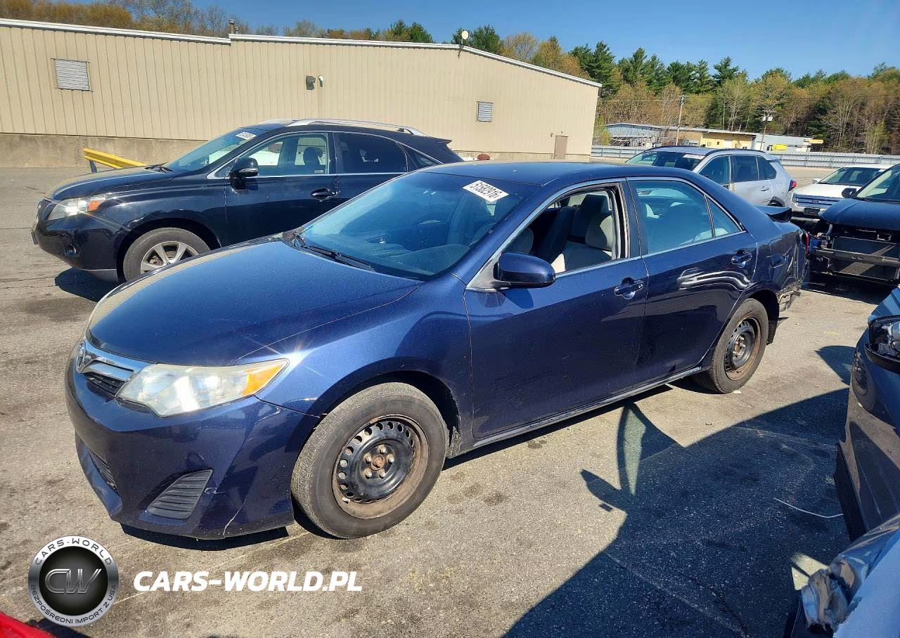 2014 Toyota Camry Le – zdjęcie 1 z 12