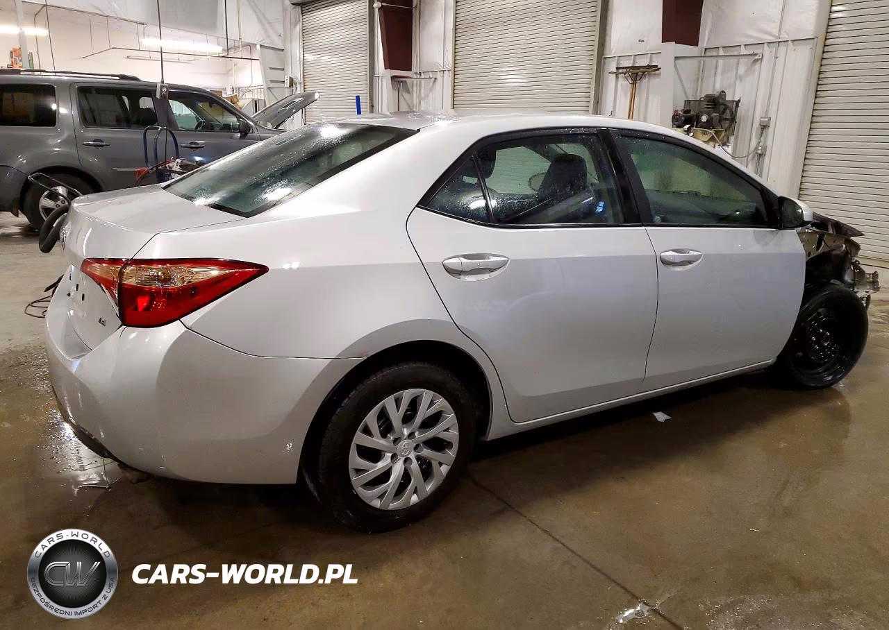 2018 Toyota Corolla Le VIN:2T1BURHE8JC969716 - 3
