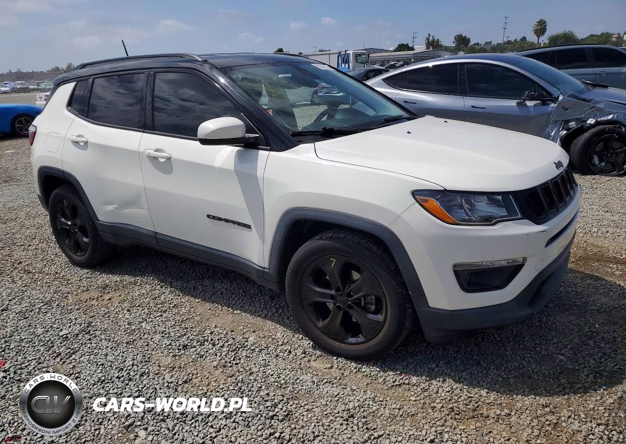 2018 Jeep Compass Latitude VIN:3C4NJCBB4JT486786 - 4