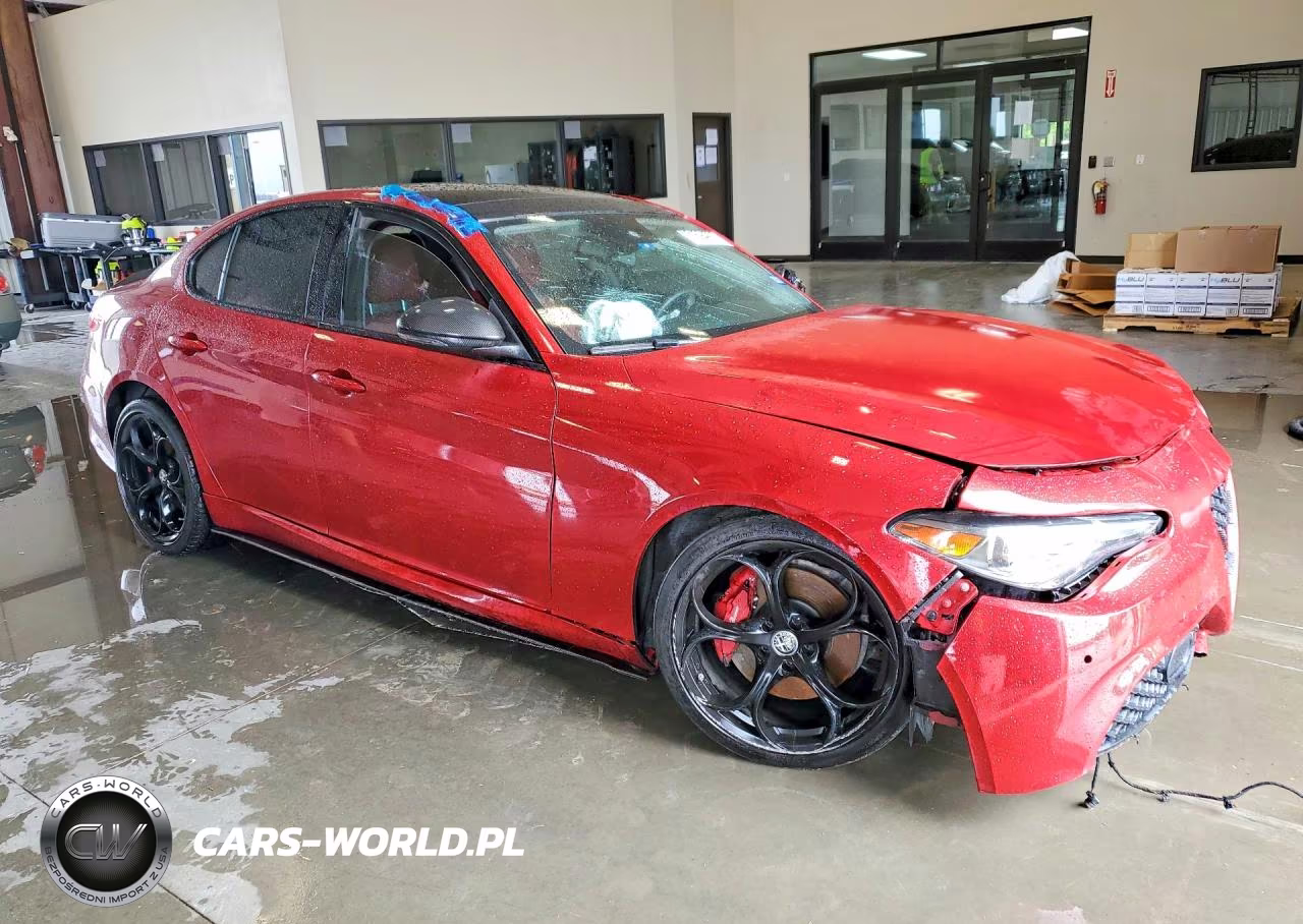 2017 Alfa Romeo Giulia Ti VIN:ZARFAECNXH7556031 - 4