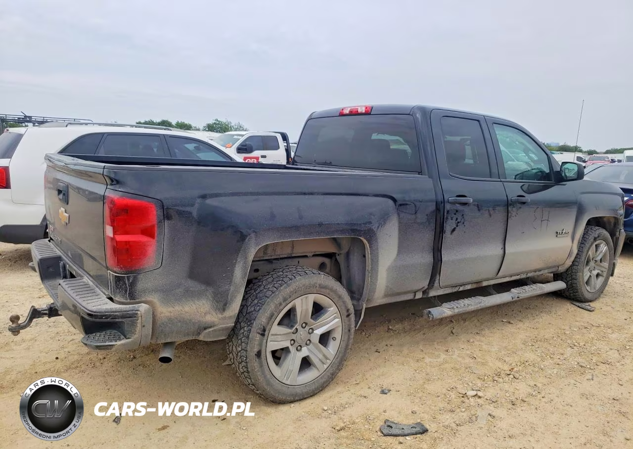 2018 Chevrolet Silverado C1500 Custom VIN:1GCRCPEC3JZ270427 - 3