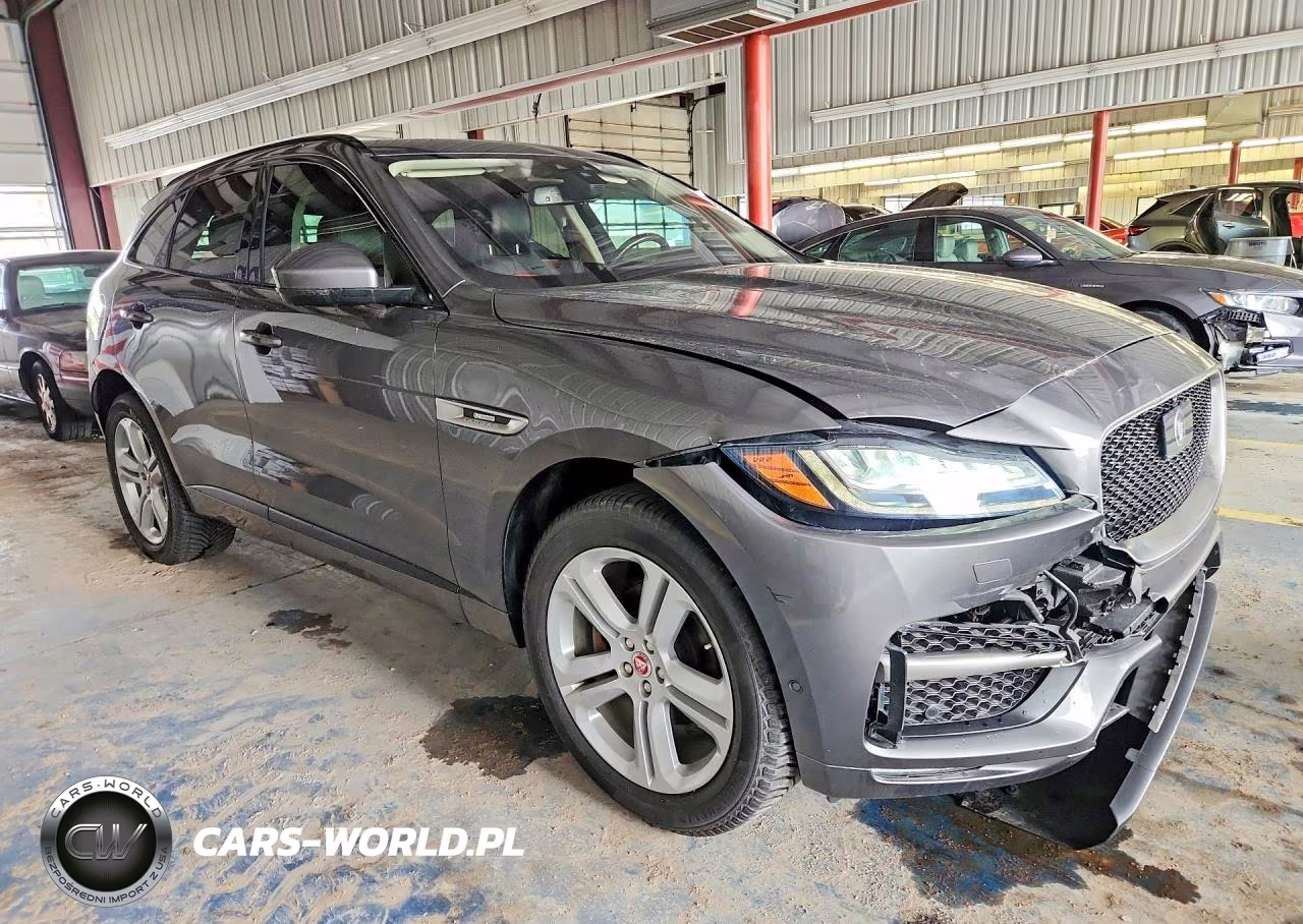 2017 Jaguar F-Pace R - Sport VIN:SADCL2BN3HA488654 - 4